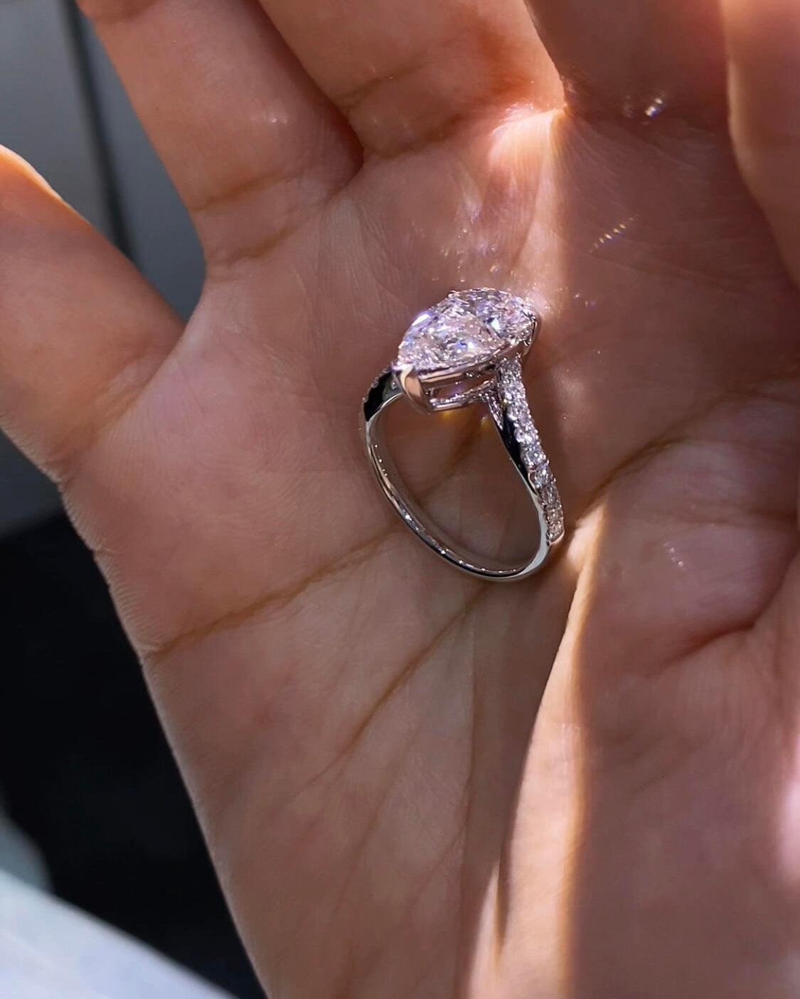 Pear-shaped lab-grown diamond ring, featuring a V-shaped band design; Color: D, Clarity: VS1