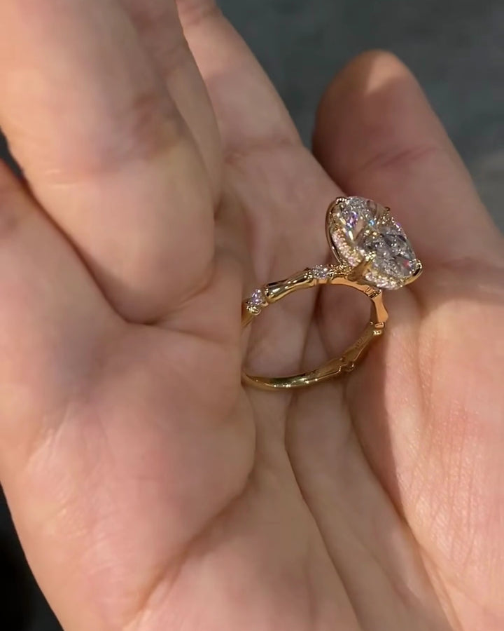 Crown Oval-Cut, Lab-Grown Diamond Ring, D Color, VS1 Clarity