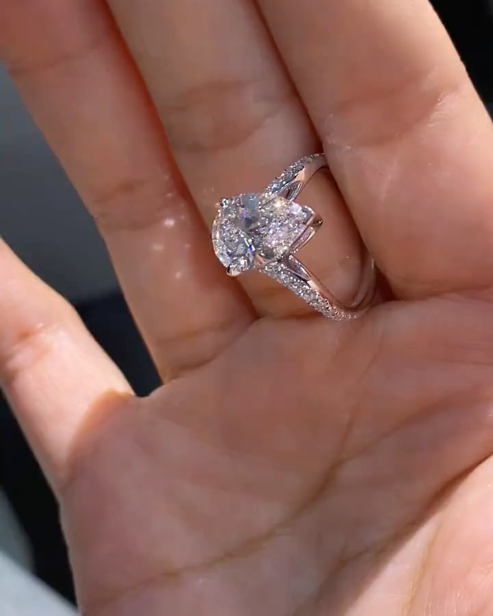 Pear-shaped lab-grown diamond ring, featuring a V-shaped band design; Color: D, Clarity: VS1