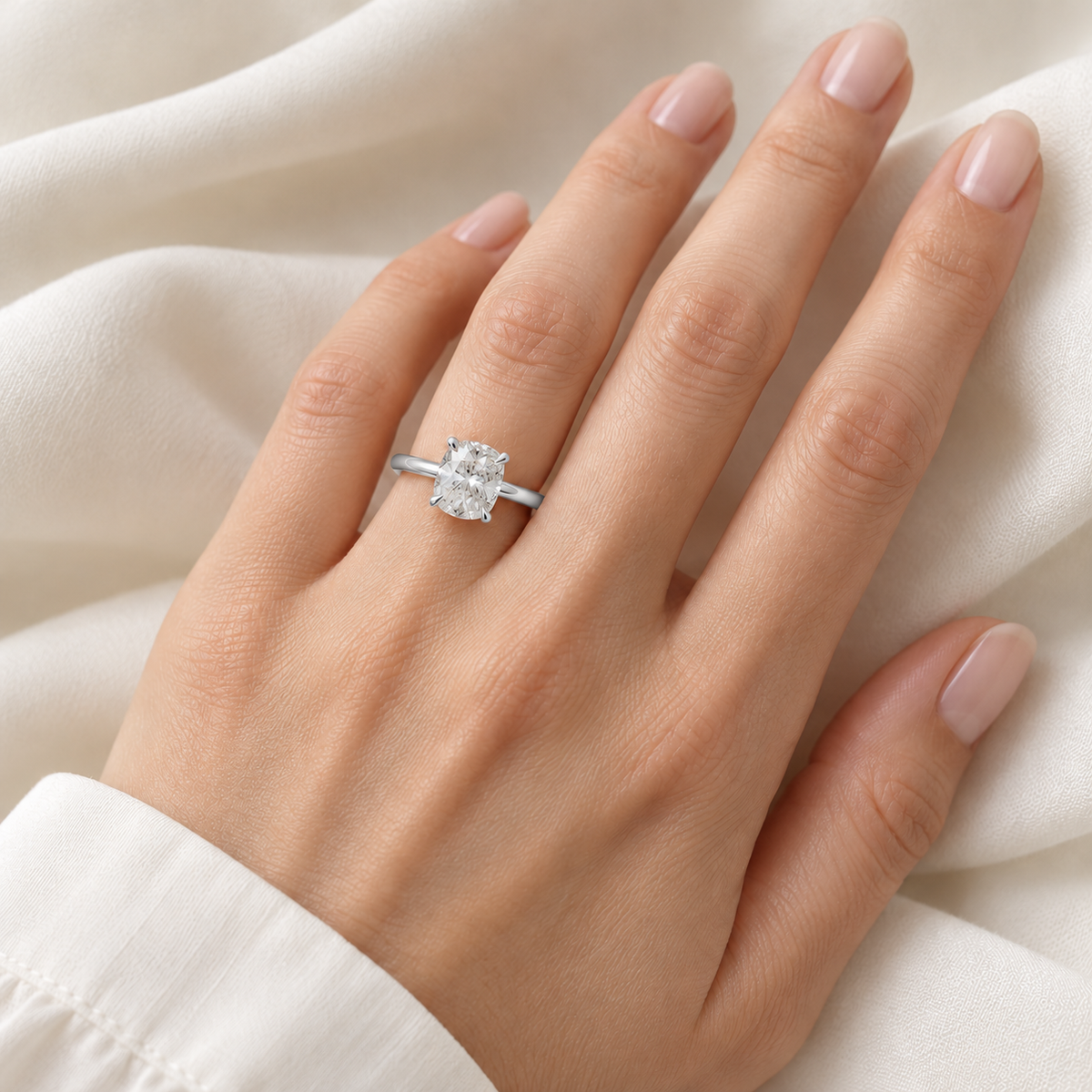 Cushion, white gold