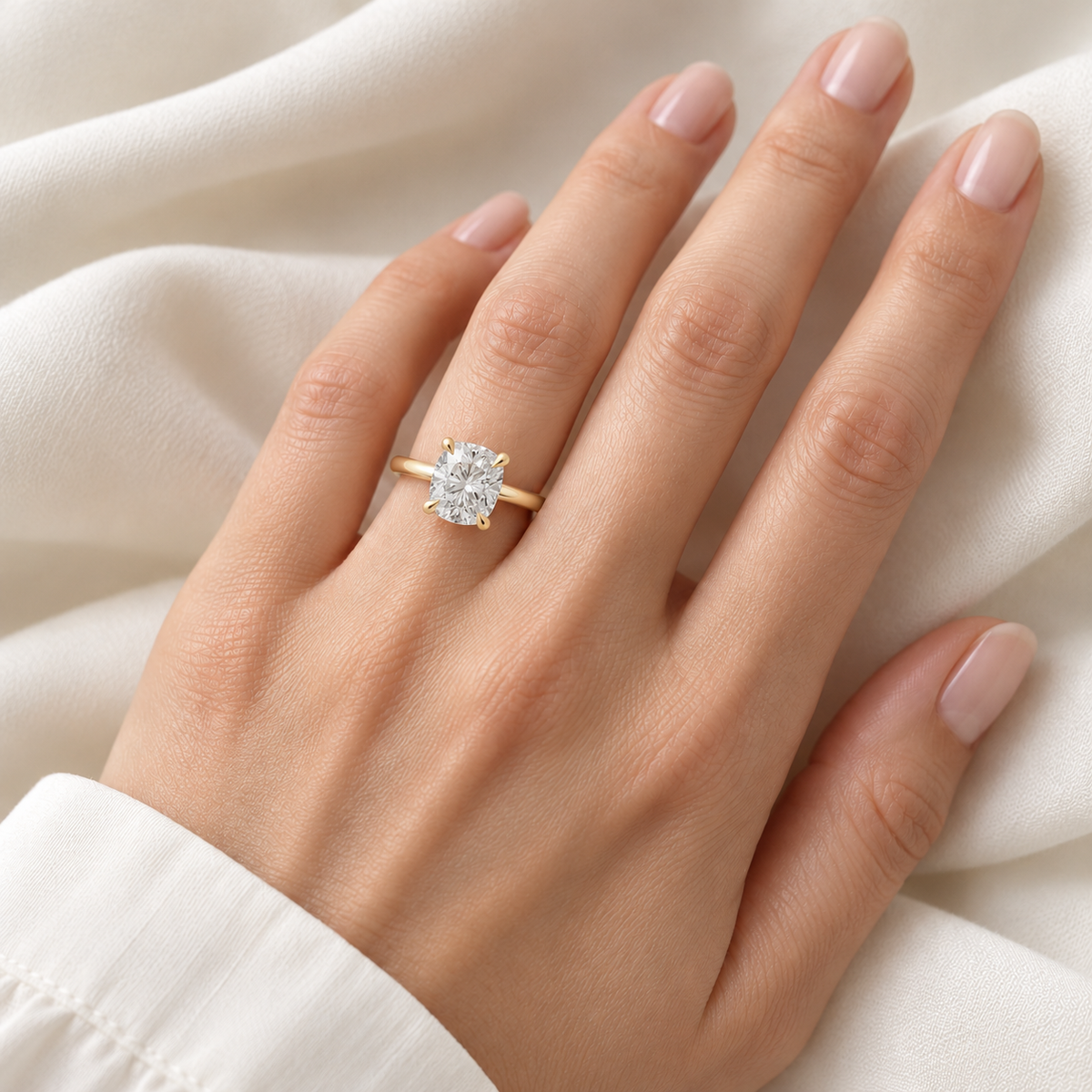 Cushion, yellow gold