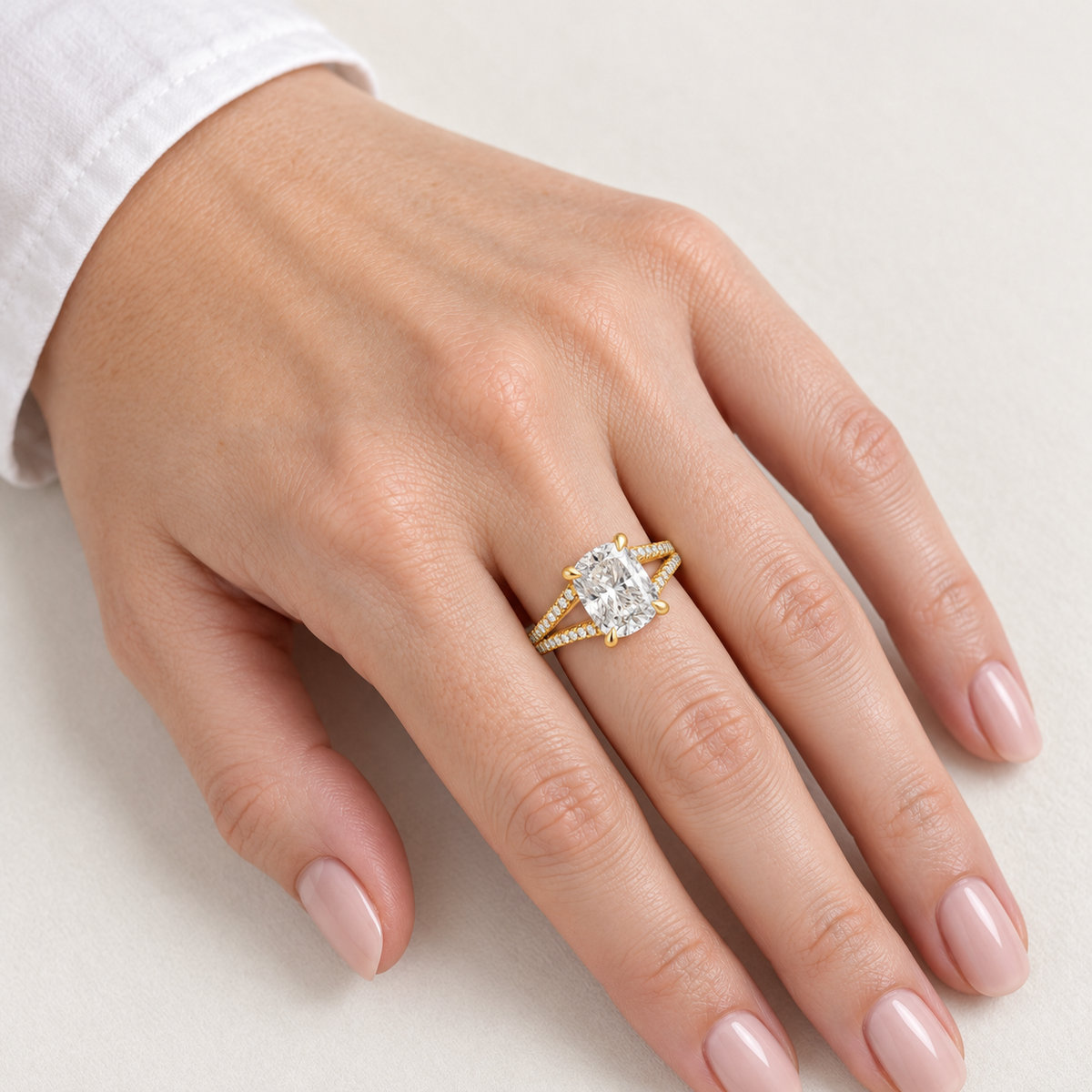 Cushion, yellow gold
