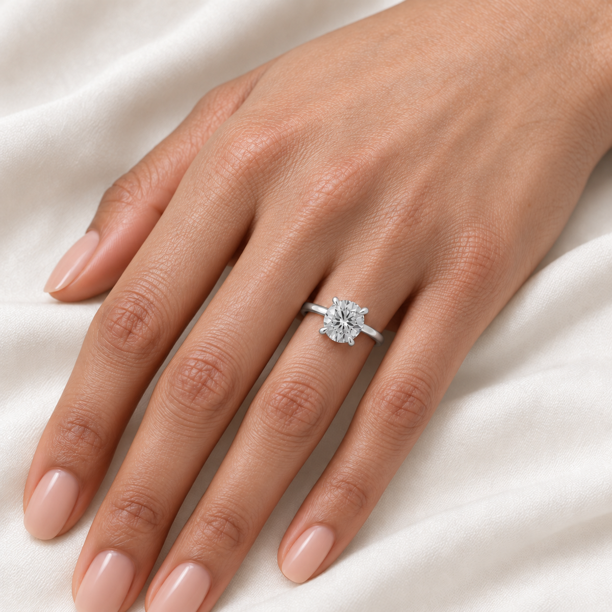 Round, white gold
