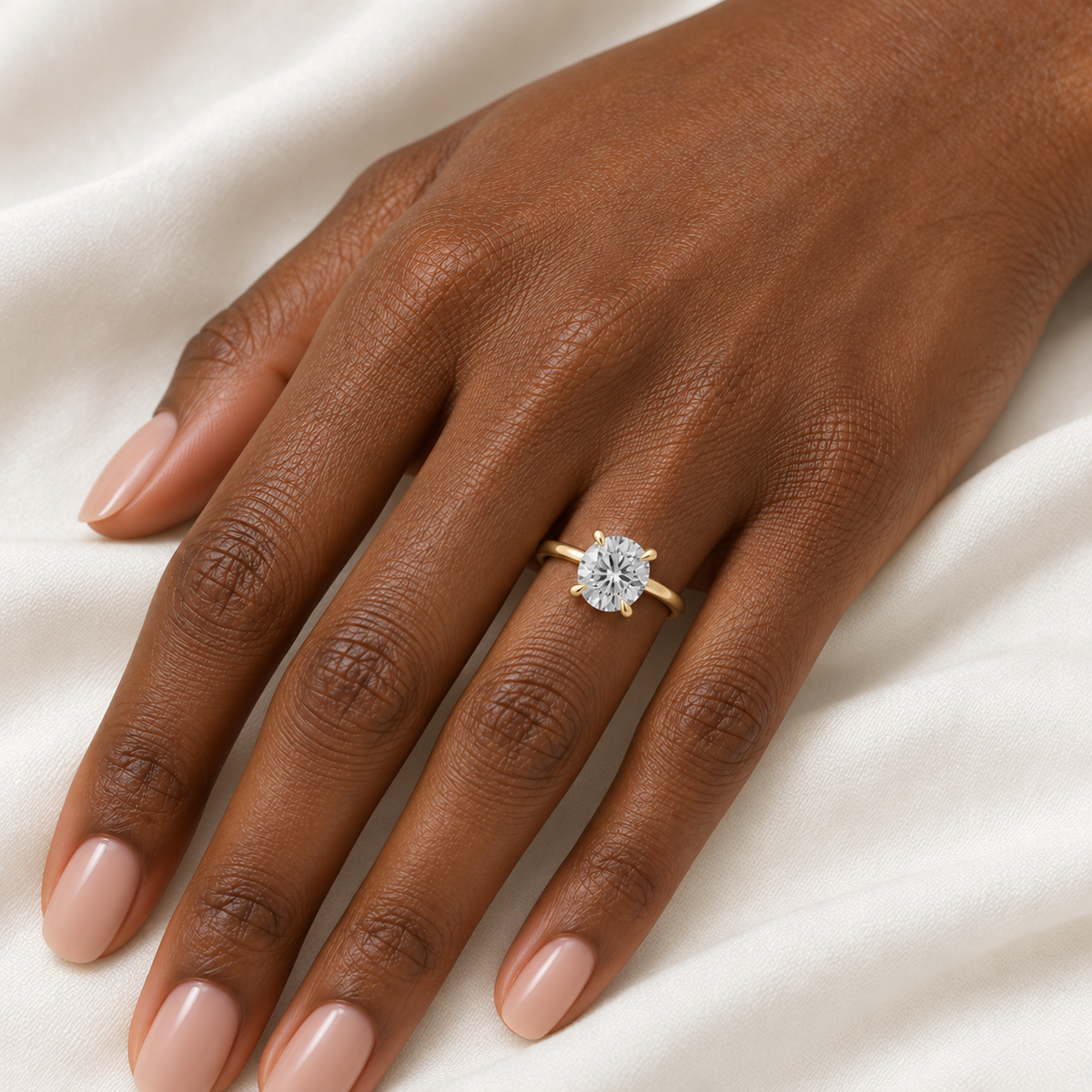 Round, yellow gold