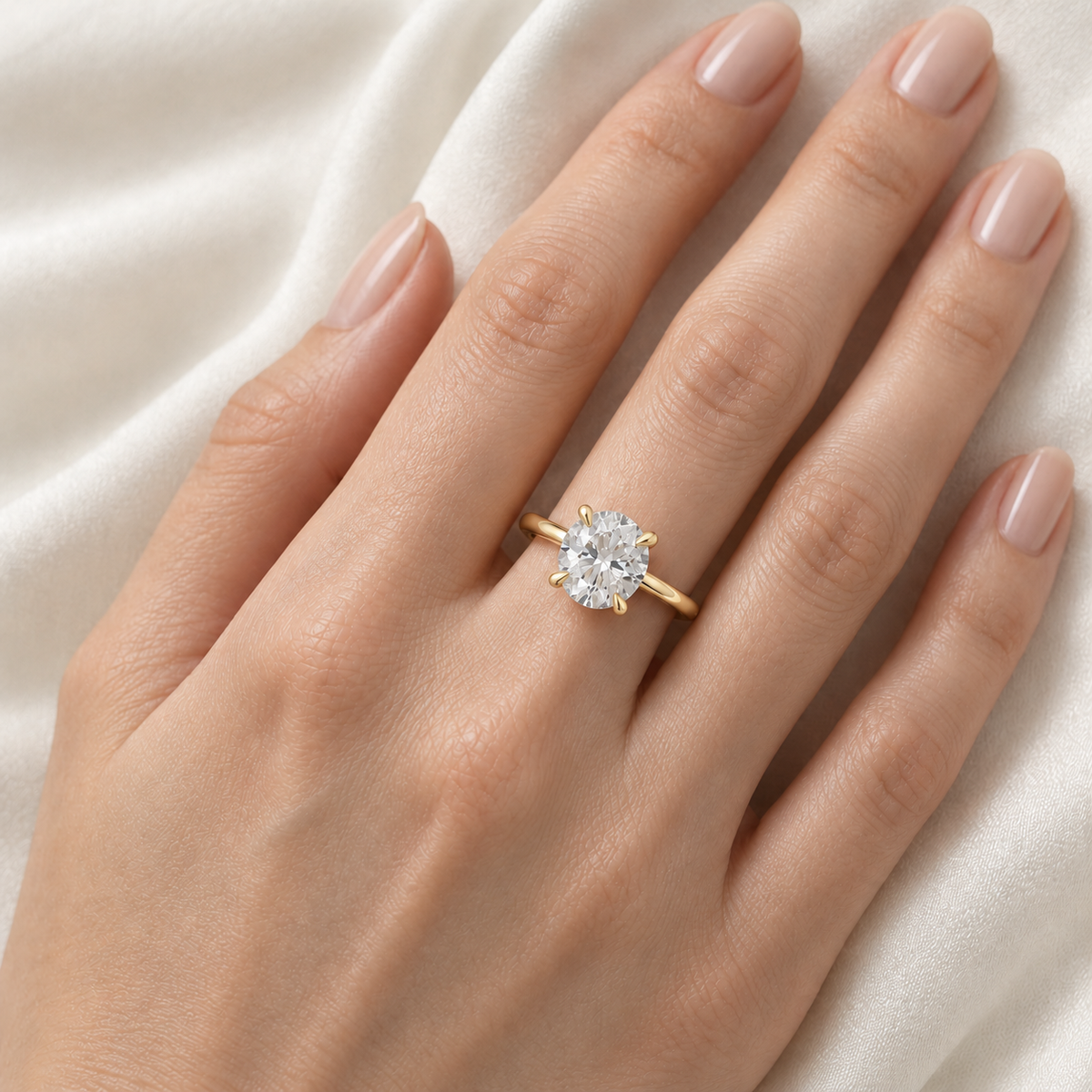 Round, yellow gold